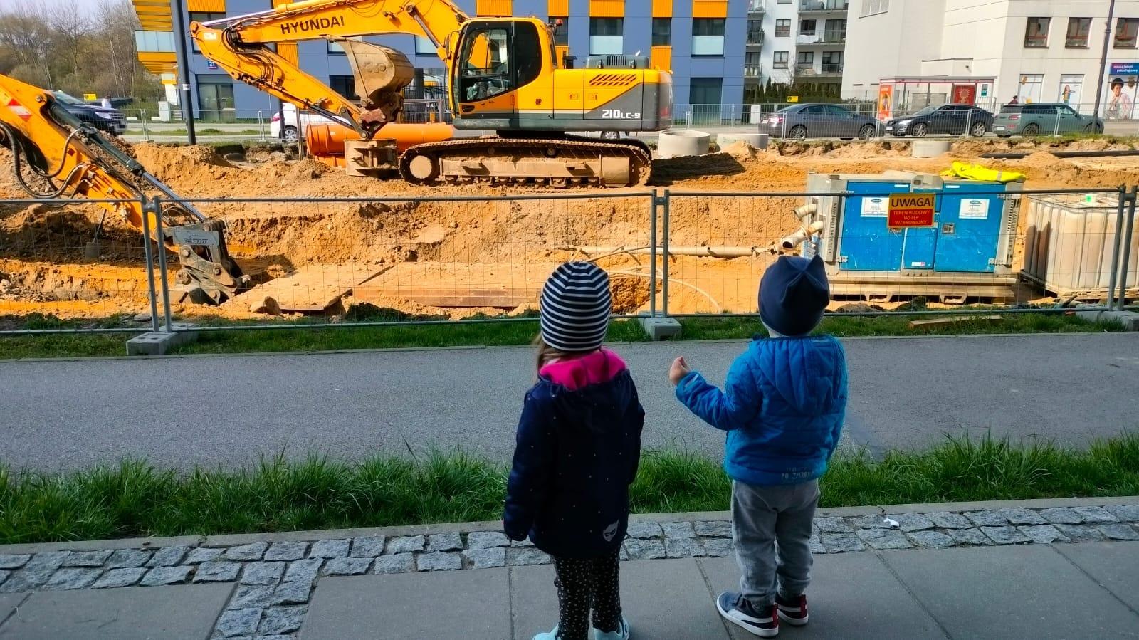 Przedszkolaki oglądają pracującą koparkę